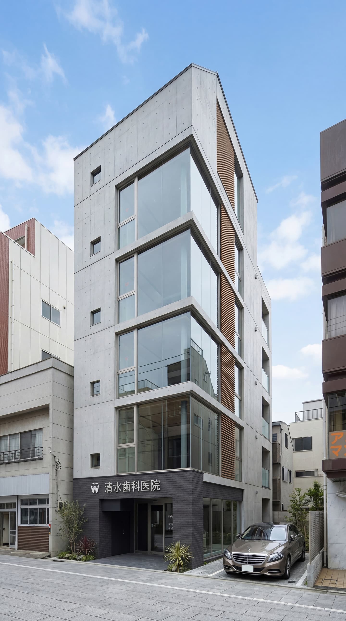 生成AIによる外観パース作成事例：視認性の高いガラス張りの外観が特徴的な、デザイナーズ歯科クリニックの建物デザイン。スタイリッシュなRC造ビルで、清潔感と開放感を演出したファサード。