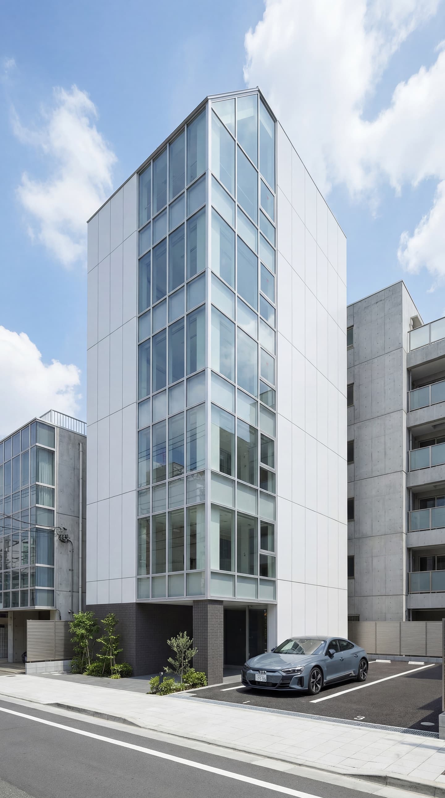 生成AIによる都市部の狭小地に建つ5階建てモダンな白いビルの外観パース。コーナーガラス窓と駐車スペース