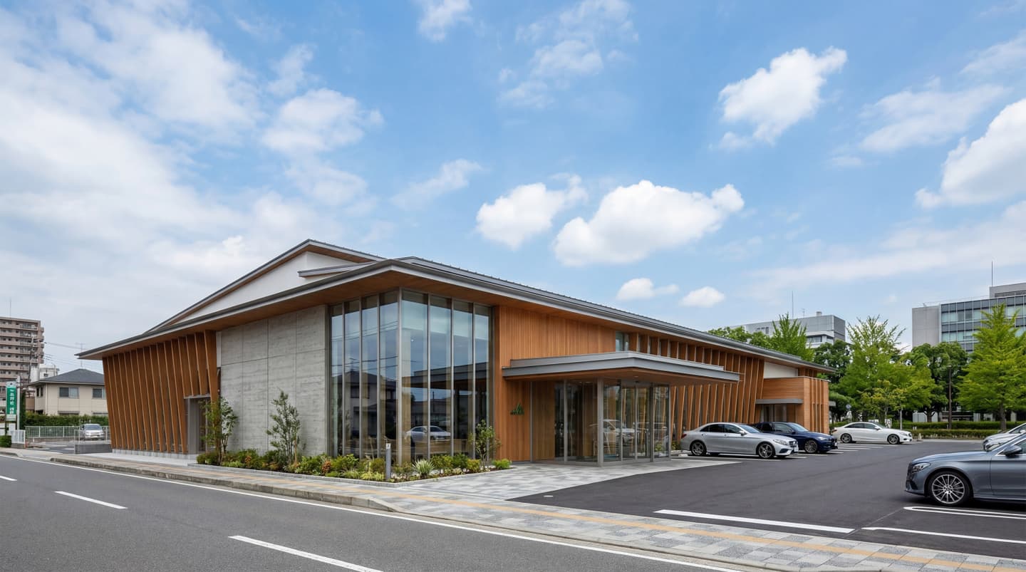 青空の下に建つ、木製ルーバーとガラス張りのファサードが特徴的なJA（農協）のモダンな外観パース。手前には駐車場があり、コンクリートと木のコントラストが美しい平屋建て建築